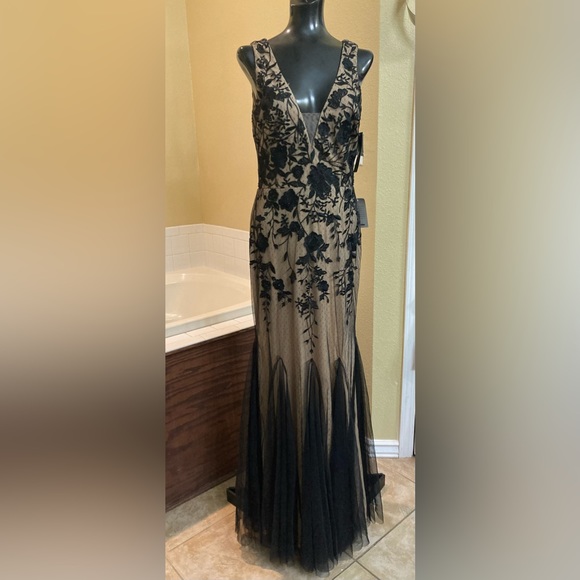 Betsy & Adam Long V-Neck Embroidered Gown. NWT. Size 8. - Picture 6 of 14